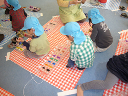 children are paiting petbottles.