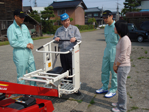 李さん、金さん、尹さん写真　高所作業車